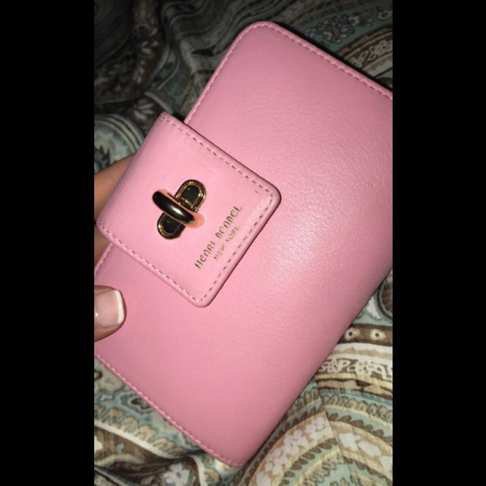 Henri Bendel wallet never used